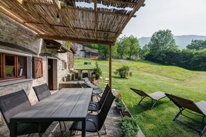 Outdoor dining - Chalet 'Casa di Nini' with Private Terrace, Private Garden and Wi-Fi (Schignano)