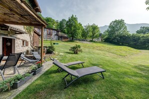 Terrace/patio - Chalet 'Casa di Nini' with Private Terrace, Private Garden and Wi-Fi (Schignano)