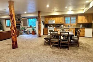 Dining tables - HotTub, Gym, Close to Everything (Murray)