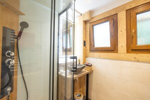 Dusj, hårføner og håndklær