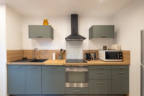 Een koelkast, een magnetron, een oven, een kookplaat