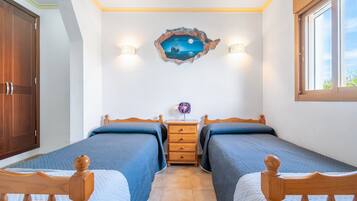 4 slaapkamers, een strijkplank/strijkijzer, gratis wifi, beddengoed