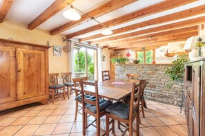 Dining - Holiday Home 'Gite Baupeillas' with Mountain View, Private Terrace and Wi-Fi (Bazus-Aure)
