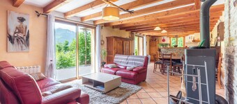 Vakantiehuis 'Gite Baupeillas' met Uitzicht op de Bergen, Privé Terras en Wi-Fi