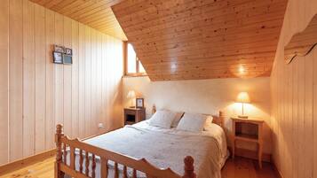 5 bedrooms, iron/ironing board, free WiFi, bed sheets