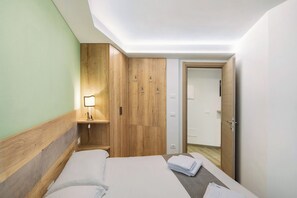 1 habitación, tabla de planchar con plancha, wifi gratis y ropa de cama