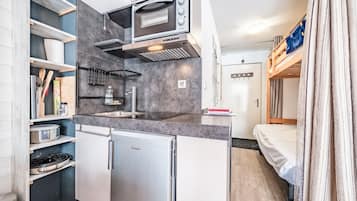 Frigorífico, microondas, horno y placa de cocina
