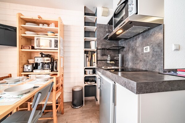 Refrigerador, microondas, horno, placa de cocina