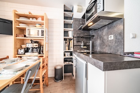 Fridge, microwave, oven, stovetop. Apartment 'Studio Pied Des Pistes - Bernex' with Mountain View and Balcony