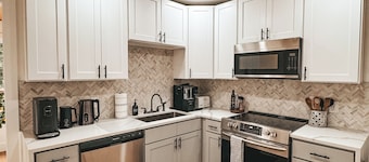 Charming 2-bedroom house with WiFi, AC in Spartanburg