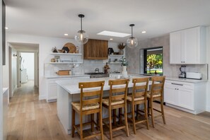 Microondas, horno, placa de cocina, lavavajillas