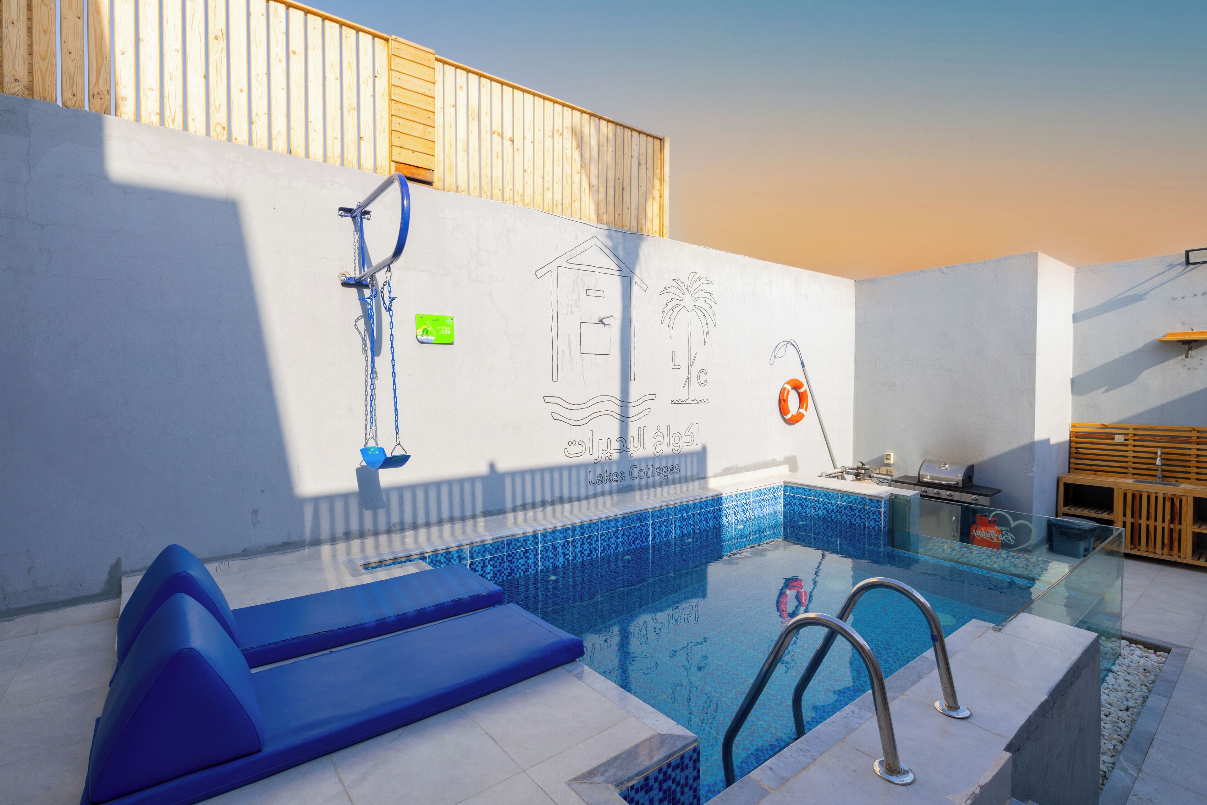 Piscine couverte, chaises longues