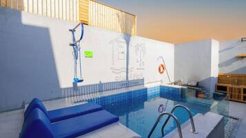 Piscine couverte, chaises longues