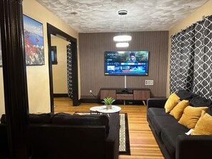 TV - 2Kings Luxury Home - Spacious Stay in Newark, NJ Near NYC & EWR Airport (Newark)