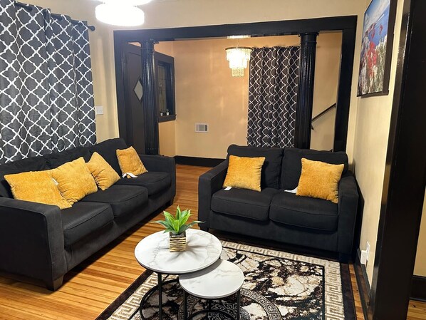 TV - 2Kings Luxury Home - Spacious Stay in Newark, NJ Near NYC & EWR Airport (Newark)