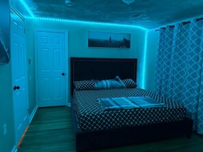 4 bedrooms, iron/ironing board, WiFi, bed sheets - 2Kings Luxury Home - Spacious Stay in Newark, NJ Near NYC & EWR Airport (Newark)