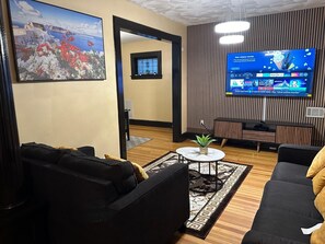 TV - 2Kings Luxury Home - Spacious Stay in Newark, NJ Near NYC & EWR Airport (Newark)