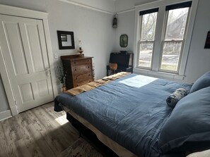 4 bedrooms, desk, iron/ironing board, free WiFi - Flagstaff's Old Library THE RAWSON HOUSE. Downtown Flag! Grill/AC/Pet Friendly! (Flagstaff)