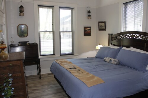 Flagstaff's Old Library THE RAWSON HOUSE. Downtown Flag! Grill/AC/Pet Friendly!