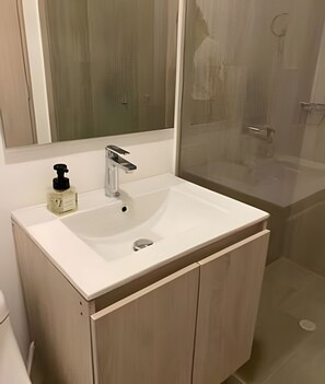 Lejlighed | Badeværelse | Bruser, håndklæder, Shampoo, Toiletpapir