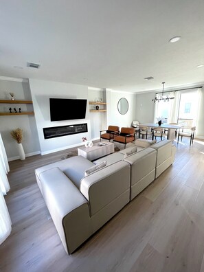 Living area - Luxury, spacious, 3bd/2bth townhome 5 minutes from everything , downtown Houston (Houston)