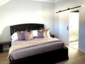 3 habitaciones, tabla de planchar con plancha, wifi y ropa de cama 
