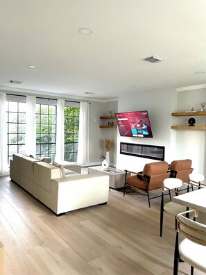 Living area - Luxury, spacious, 3bd/2bth townhome 5 minutes from everything , downtown Houston (Houston)