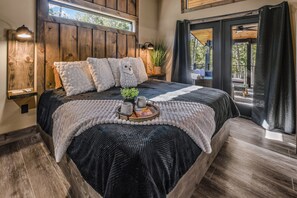2 bedrooms, free WiFi, bed sheets - ✨New Listing✨ Wooded Hideaway: Hot Tub - WiFi - Free Attraction Tickets (Sevierville)