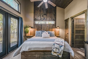 2 bedrooms, free WiFi, bed sheets - ✨New Listing✨ Wooded Hideaway: Hot Tub - WiFi - Free Attraction Tickets (Sevierville)