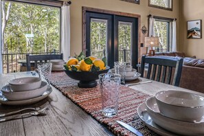 Dining - ✨New Listing✨ Wooded Hideaway: Hot Tub - WiFi - Free Attraction Tickets (Sevierville)