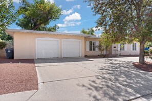 Exterior - Updated Spacious 4-bedroom house near Nob Hill and UNM.  (Albuquerque)