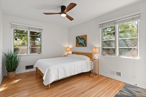 4 bedrooms, iron/ironing board, WiFi, bed sheets - Updated Spacious 4-bedroom house near Nob Hill and UNM.  (Albuquerque)