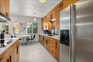 Refrigerador, microondas, horno y parrilla de estufa 