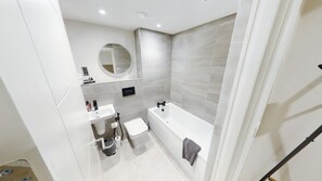 Doccia, asciugacapelli, bidet, asciugamani