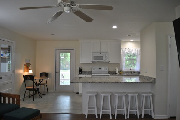 Kjøleskap, mikrobølgeovn, ovn og kokeplater