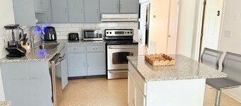 Cozy 3BR Home Downtown w/ Backyard+Wi-Fi+Parking