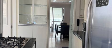 Réfrigérateur, four à micro-ondes, un four, surface de cuisson