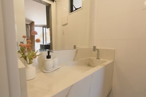 Secadora de cabello, toallas, papel de baño 