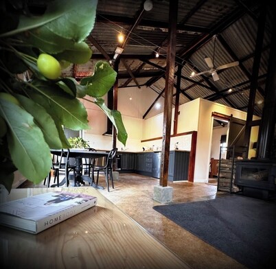 "The Dairy" Just 5 minutes from Pakenham racecourse and Gumbuya World 