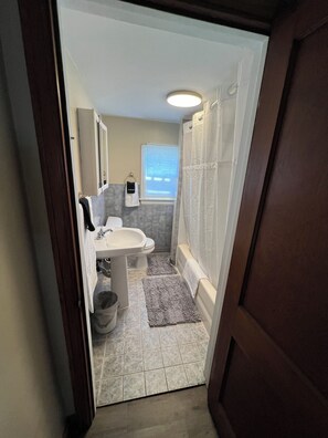 Sèche-cheveux, serviettes fournies, savon, shampoing