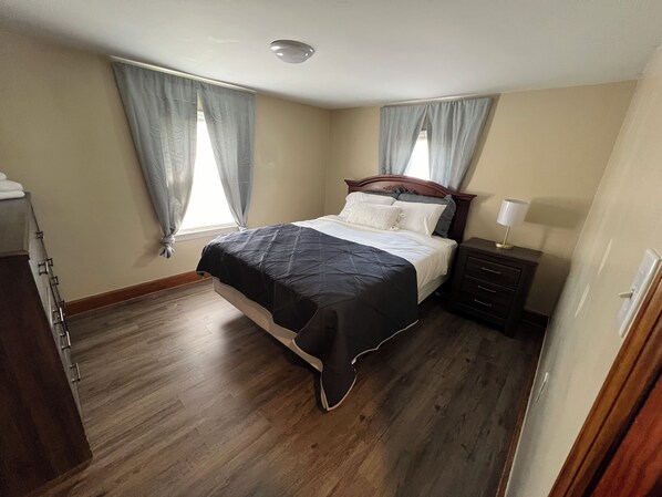 1 dormitori, planxa i posts de planxar, wifi i roba de llit 