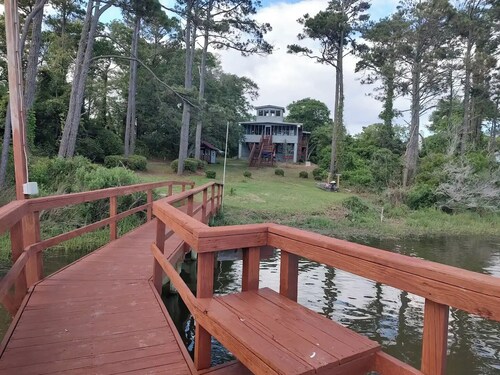 Scenic 3-bedroom apartment with WiFi, AC on Davis Canal in Oak Island. 