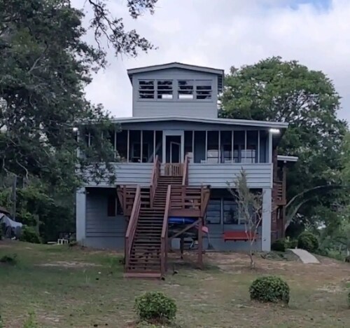 Scenic 3-bedroom apartment with WiFi, AC on Davis Canal in Oak Island. 