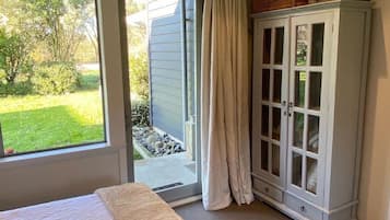2 bedrooms, in-room safe, WiFi, bed sheets
