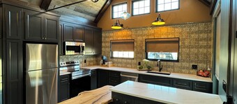 Courtside Cottage next to Pickleball Warehouse. Unique place to stay!