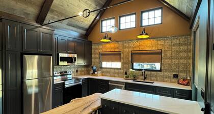 Courtside Cottage next to Pickleball Warehouse. Unique place to stay!