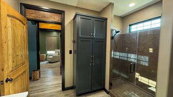 Ducha, toallas, jabón y champú