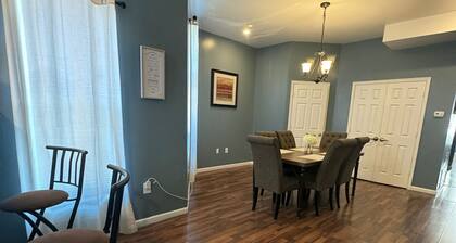 HUGE 2 Bedroom Apt FREE parking II Queen Bed