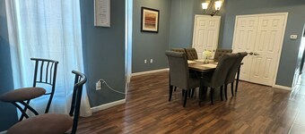 HUGE 2 Bedroom Apt FREE parking II Queen Bed