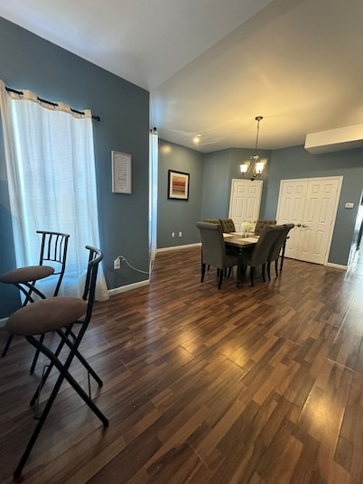 HUGE 2 Bedroom Apt FREE parking II Queen Bed